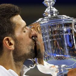 El serbio Novak Djokovic besa el trofeo después de derrotar al ruso Daniil Medvedev durante la final individual masculina del torneo de tenis del Abierto de Estados Unidos.Nueva York. Foto Kena betancur / AFP | Foto:AFP