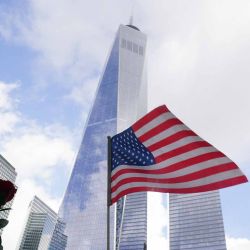 Se ve una bandera estadounidense frente al One World Trade Center en el 22º aniversario del ataque terrorista contra el World Trade Center, en la ciudad de Nueva York. Foto de Bryan R. Smith / AFP | Foto:AFP