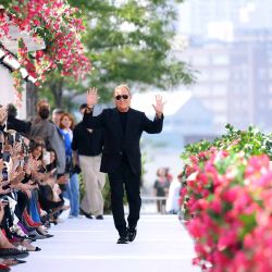 Michael Kors camina por la pasarela durante el desfile de la Colección Michael Kors Primavera/Verano 2024 en Domino Park. Brooklyn, Nueva York. Foto de JP Yim /AFP | Foto:AFP