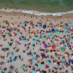 Vista aérea de personas tomando el sol en la playa de Copacabana en Río de Janeiro, Brasil. Foto de MAURO PIMENTEL / AFP | Foto:AFP