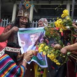 Los chamanes peruanos realizan un ritual de predicciones antes del partido de fútbol de las eliminatorias sudamericanas para la Copa Mundial de la FIFA 2026 contra Brasil en Lima. Foto ERNESTO BENAVIDES / AFP | Foto:AFP