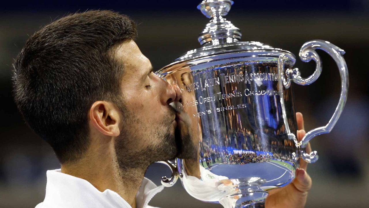 El serbio Novak Djokovic besa el trofeo después de derrotar al ruso Daniil Medvedev durante la final individual masculina del torneo de tenis del Abierto de Estados Unidos.Nueva York. Foto Kena betancur / AFP | Foto:AFP