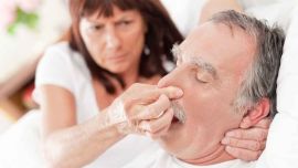 El fenómeno tiene lugar durante el sueño como consecuencia de la vibración de los tejidos blandos de la boca y la garganta.