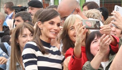 La reina de España aplicó una sencilla técnica de estilismo que podés realizar en casa y te ayuda a levantar cualquier outfit.