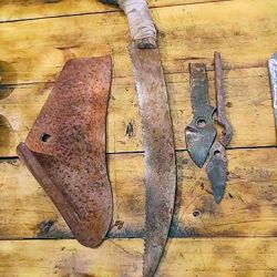 A corta distancia las armas blancas son más peligrosas que las de fuego, porque pueden ocultarse con facilidad y sacarse con mayor rapidez.