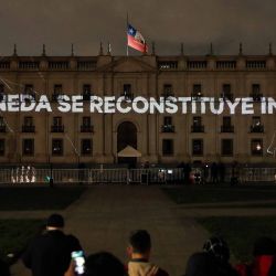 "La Moneda se reconstituye en su totalidad" se proyectan imágenes conmemorativas en la fachada del Palacio Presidencial de La Moneda en Santiago Chile. A 50 años del golpe de Estado. Foto de Javier TORRES/AFP | Foto:AFP