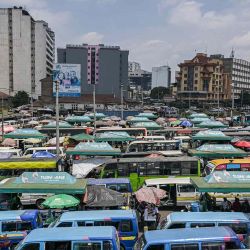El transporte público de Kenia, conocido localmente como matatu, hace cola para transportar pasajeros en Nairobi. Foto de SIMON MAINA / AFP | Foto:AFP