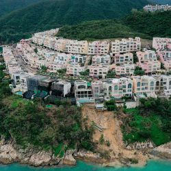 Esta fotografía aérea muestra un deslizamiento de tierra en la península de Redhill, una lujosa urbanización en la zona de Tai Tam en Hong Kong. Foto de Peter PARQUES / AFP | Foto:AFP