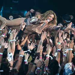 La cantante colombiana Shakira actúa en el escenario durante los MTV Video Music Awards en el Prudential Center en Newark, Nueva Jersey. Foto de TIMOTHY A. CLARY / AFP | Foto:AFP