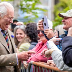 El rey Carlos III de Gran Bretaña reacciona mientras se reúne con miembros del público durante una visita al Discovery Center y Auld School Close en Tomintoul, Escocia. Foto de Jane Barlow / AFP | Foto:AFP