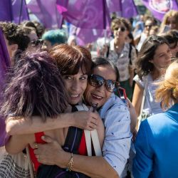 Los partidarios de la Plataforma Detendremos el Feminicidio se abrazan después del rechazo de un caso que buscaba prohibir el grupo de derechos de las mujeres, durante una reunión frente al tribunal de Estambul. Foto de YASIN AKGUL / AFP | Foto:AFP