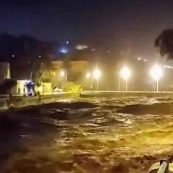 Vista nocturna de las inundaciones después de que la tormenta mediterránea "Daniel" azotara la ciudad de Derna, en el este de Libia. Foto AFP | Foto:AFP