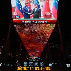 Una pantalla gigante frente a un centro comercial muestra la cobertura noticiosa de la reunión del presidente venezolano, Nicolás Maduro, con el presidente chino, Xi Jinping, en Beijing. Foto de Pedro PARDO / AFP | Foto:AFP