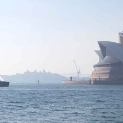 La Ópera de Sídney se ve envuelta en humo, mientras una neblina humeante cubre el pintoresco puerto de Sídney en Australia. Foto de Steve CHRISTO / AFP  | Foto:AFP