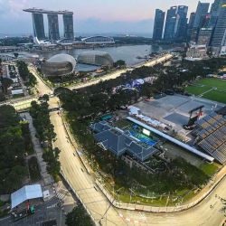 La carretera iluminada utilizada como pista de carreras para el próximo Gran Premio de Singapur de Fórmula Uno en el circuito urbano de Marina Bay en Singapur. Foto de Roslan RAHMAN / AFP | Foto:AFP