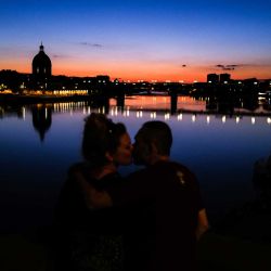 Una pareja se besa junto al río Garona al atardecer con el monumento Dome de la Grave al fondo en Toulouse, suroeste de Francia. Foto de Charly TRIBALLEAU / AFP | Foto:AFP