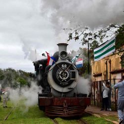 Vista de la recientemente restaurada Locomotora de vapor 60 -alias 'El Inglés'- durante su recorrido inaugural de 500 metros en la estación de Ypacarai, en Paraguay. Foto de NORBERTO DUARTE/AFP | Foto:AFP