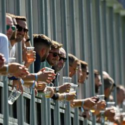 Los espectadores sostienen vasos de plástico con cerveza mientras observan la jugada en el primer día del Campeonato BMW PGA en el Wentworth Golf Club, al suroeste de Londres. Foto de Glyn KIRK / AFP | Foto:AFP