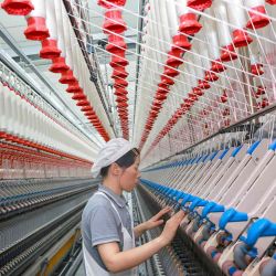 Un trabajador opera máquinas en una fábrica textil en Nantong, en la provincia de Jiangsu, en el este de China. Foto de AFP | Foto:AFP