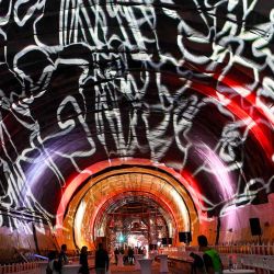 Un espectáculo de láser ilumina el llamado Fildertunnel del proyecto ferroviario Stuttgart 21, en Stuttgart, sur de Alemania. Foto de THOMAS KIENZLE / AFP | Foto:AFP