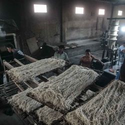 Los trabajadores elaboran fideos de harina de tapioca en Mie Lethek en Srandakan, Yogyakarta. Foto de DEVI RAHMAN / AFP | Foto:AFP