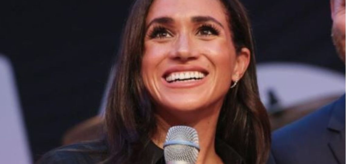 El elegante look de Meghan Markle con un vestido camisero: cómo llevar esta tendencia