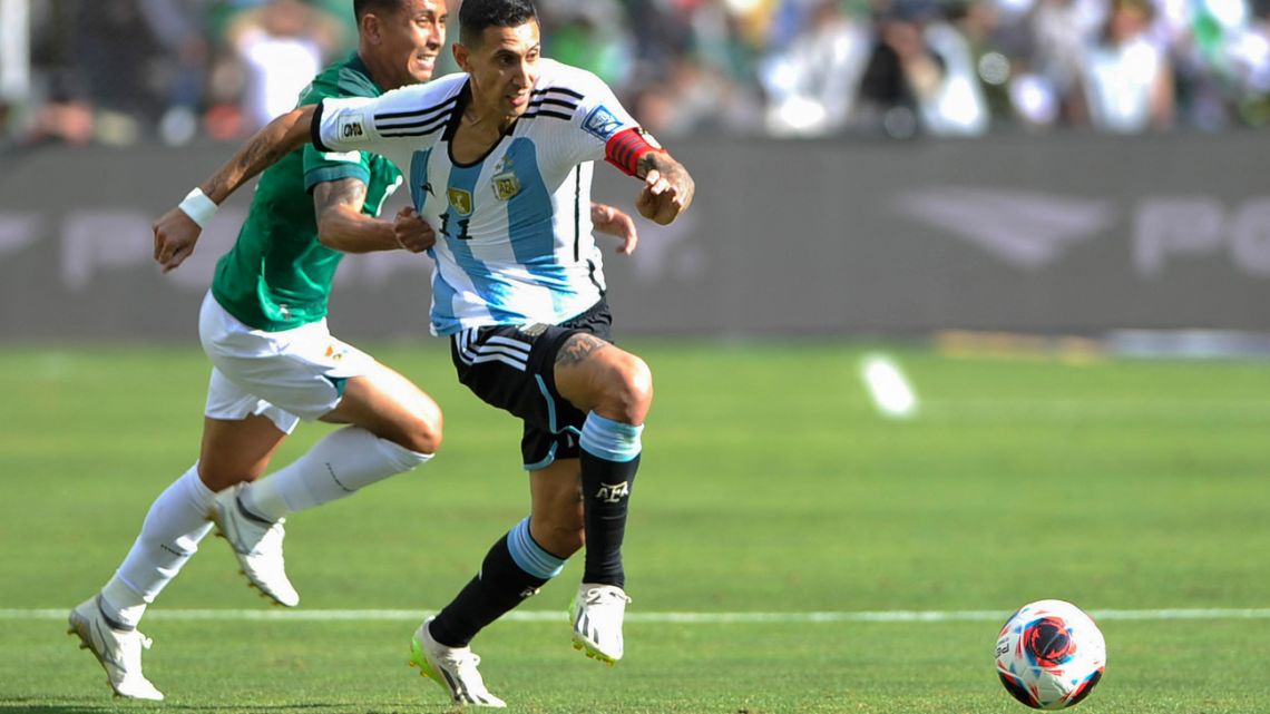 Bolivia's defender Roberto Fernández and Argentina's forward Ángel Di María vie for the ball during the 2026 FIFA World Cup South American qualifiers football match between Bolivia and Argentina, at the Hernando Siles stadium in La Paz, on September 12, 2023. 