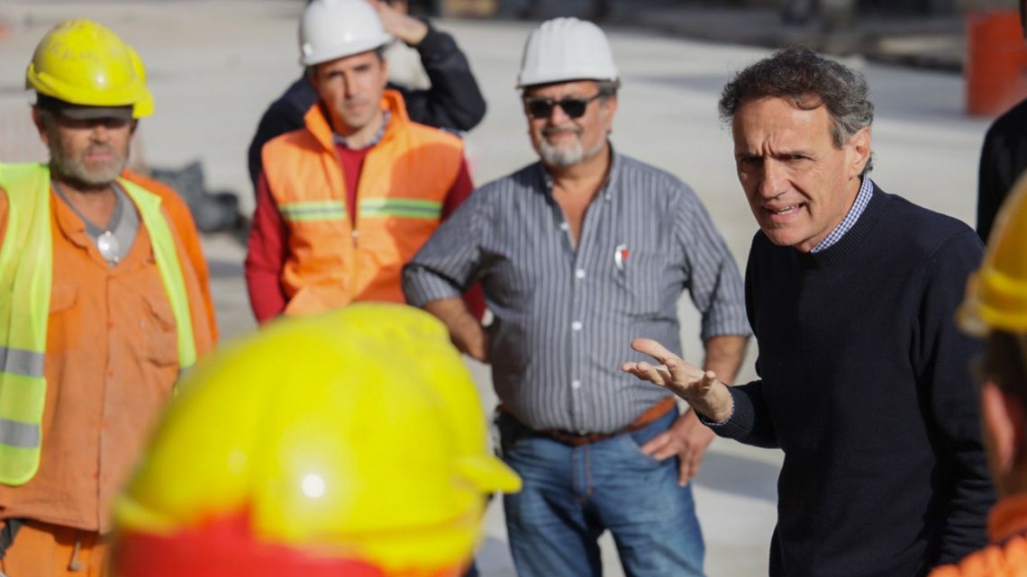 Public Works Minister Gabriel Katopodi stages an assembly with workers during the 30-minute pro-obra pública lockout.