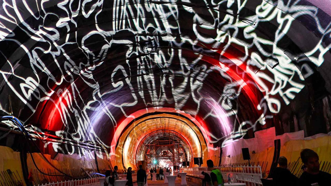 Un espectáculo de láser ilumina el llamado Fildertunnel del proyecto ferroviario Stuttgart 21, en Stuttgart, sur de Alemania. Foto de THOMAS KIENZLE / AFP | Foto:AFP
