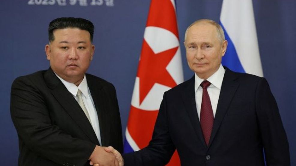 El líder norcoreano Kim Jong Un, con su homólogo ruso, Vladimir Putin.   