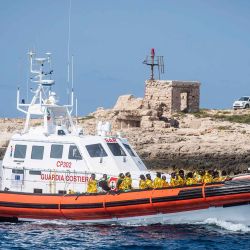 Nuevos inmigrantes llegan en un barco de la Guardia di Finanza al puerto de la isla italiana de Lampedusa. Foto de Alessandro SERRANO / AFP | Foto:AFP