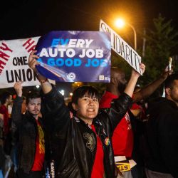 Miembros del UAW (United Auto Workers) hacen piquetes y sostienen carteles fuera de la sede del Local 900 del UAW, frente a la planta de ensamblaje de Ford en Wayne, Michigan. Foto de Matthew Hatcher / AFP | Foto:AFP