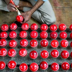 Un trabajador pule pelotas de críquet en un taller en Meerut, en el estado de Uttar Pradesh, en el norte de la India. Foto de Dinero SHARMA / AFP | Foto:AFP