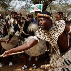 Los dolientes de Amabutho cantan frente a la funeraria donde se encuentra el cuerpo del príncipe zulú Mangosuthu Buthelezi,  en Ulundi. Foto de Marco Longari / AFP | Foto:AFP