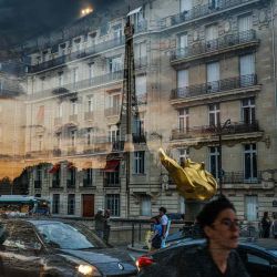 El reflejo de la Torre Eiffel al atardecer mientras los peatones pasan por una parada de autobús en París. Foto de Dimitar DILKOFF / AFP | Foto:AFP