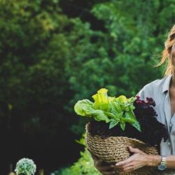 Juliana Awada tiene el vestido tipo camisa oversize ideal para la primavera