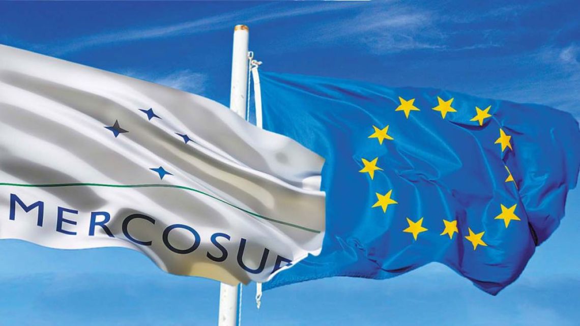 Mercosur and EU flags.