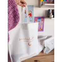 Sacerdotisa, Tienda Mágica
