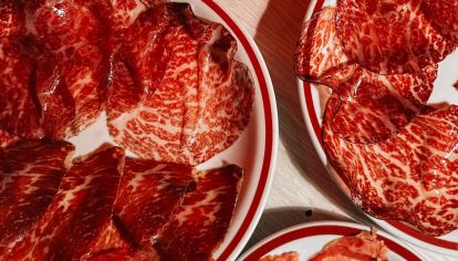 Oriunda de Japón y considerado un manjar, la carne Wagyu se produce en Argentina desde hace 25 años. El chef Juan Barcos, hijo del productor ganadero que trajo la raza bovina al país, se especializa en la elaboración de platos tradicionales con la exótica carne. 