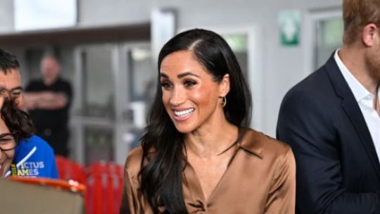 Meghan Markle impone tendencia en su paso por Alemania: total look casual y elegante