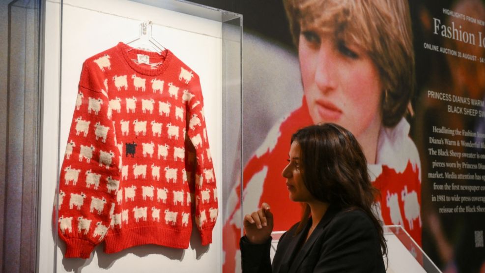 Subastaron el icónico suéter "Oveja negra" de Lady Di a 1,1 millones de dólares g_20230914