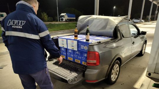 Cuatro autos uruguayos fueron detenidos cruzando la frontera con cientos de botellas de fernet, whisky y cerveza