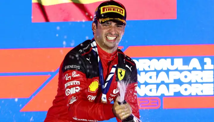 Sorpresa en la Fórmula 1: Carlos Sainz conquistó el GP de Singapur y Max Verstappen quedó fuera del podio