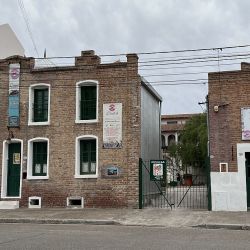 La ciudad chubutense de Puerto Madryn tiene un circuito autoguiado de casas históricas y cercanas para recorrer caminando.