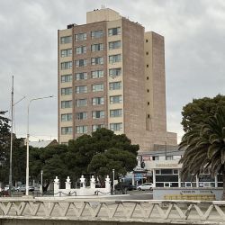El hotel Yene Hue se encuentra estratégicamente ubicado frente al muelle Piedra Buena de Puerto Madryn.