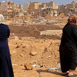 Los supervivientes observan los escombros de los edificios destruidos en la ciudad de Derna, en el este de Libia. Foto de KARIM SAHIB / AFP | Foto:AFP