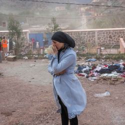 Una mujer espera recibir asistencia en un pueblo entre Marrakech y Taroudant, en la cordillera del Atlas, tras el terremoto. Foto de BULENT KILIC / AFP | Foto:AFP