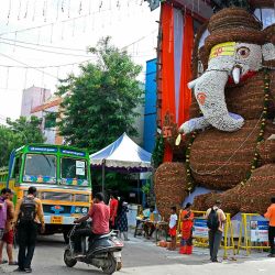Los devotos ofrecen oraciones frente al ídolo dios hindú Ganesha hecho con 1250 kg de Vetti Veru, durante el festival 'Ganesh Chaturthi' en Chennai. Foto de R. Satish BABU / AFP | Foto:AFP