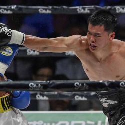 Tenshin Nasukawa de Japón (R) pelea contra Luis Guzmán Torres de México (L) durante su combate de boxeo de peso súper gallo en el Ariake Arena de Tokio. Foto de Richard A. Brooks / AFP | Foto:AFP