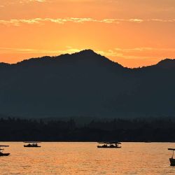 La gente viaja en botes por el Lago del Oeste en Hangzhou, provincia de Zhejiang, en el este de China, antes de los XIX Juegos Asiáticos. Foto de Hector RETAMAL / AFP  | Foto:AFP